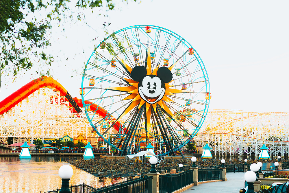 Mickeyjev lik krasi brojne atrakcije u Disneylandu