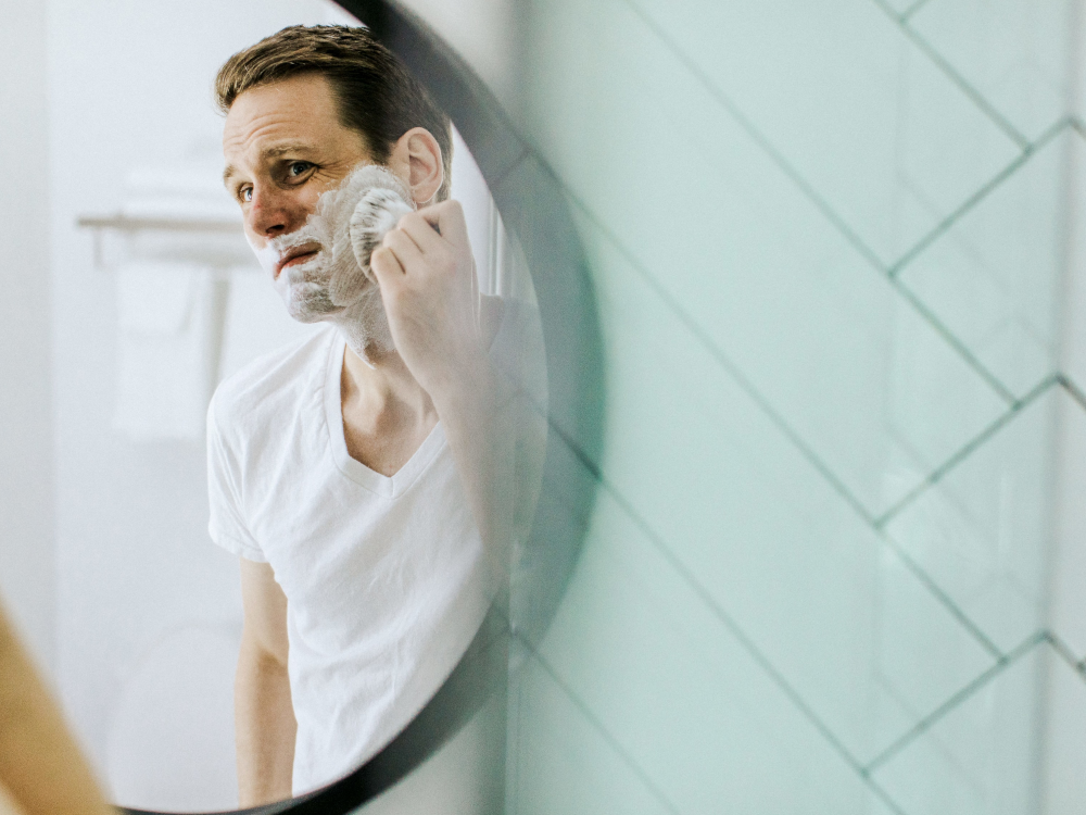 Četka za brijanje će vam pomoći bolje utrljati pjenu, a to znači i manje iritacije. 