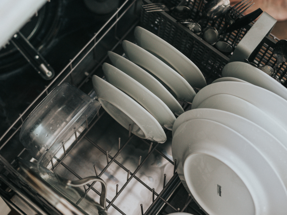 Uključivanje poluprazne perilice za suđe je rastrošno i potpuno neučinkovito.