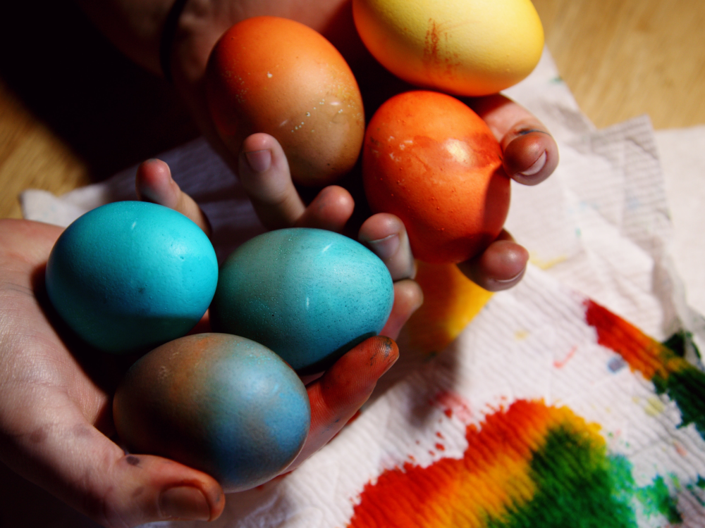 Navodno su Egipćani u proljeće poklanjali obojena jaja kao simbol probuđenog života.