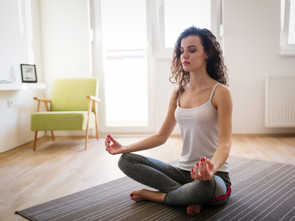 Jeste li ikada vidjeli ikoga da prakticira yogu u neurednoj sobi?