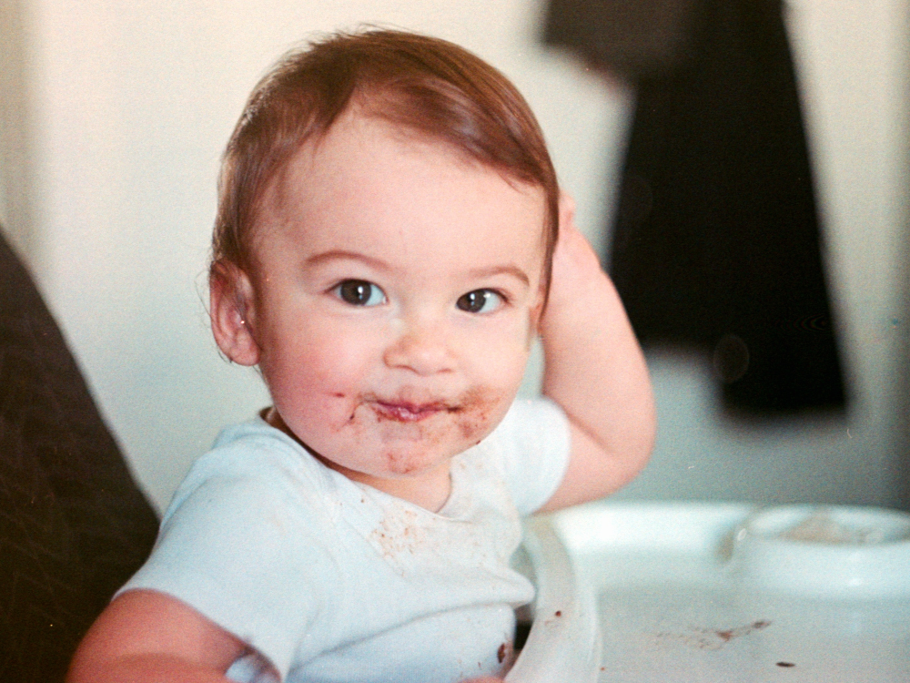 Bebe same pokazuju kada bi htjele probati prvu kašicu: počinju posezati za hranom i otvaraju usta kada roditelji jedu. 
