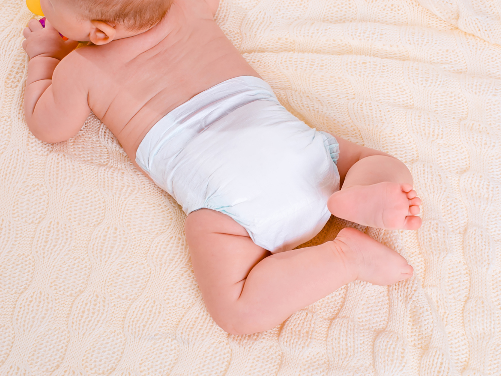 Ako vaše dijete spava cijelu noć (punih sedam do osam sati), stavite mu čistu pelenu prije nego ide u krevet i kad se probudi.