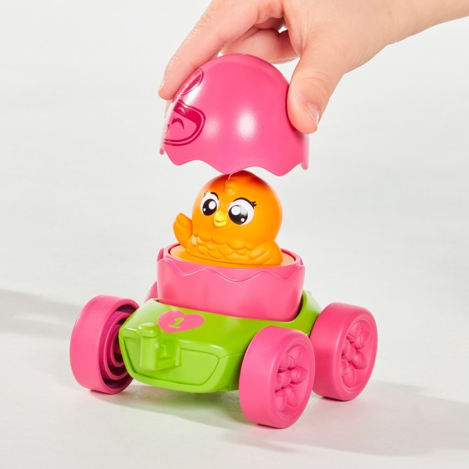 Proizvod Tomy jaja u vozilu brenda Tomy