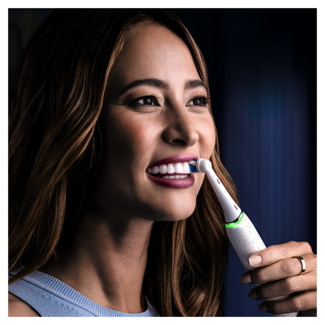 Proizvod Oral-B električna zubna četkica iO10 - stardust bijela brenda Oral-B