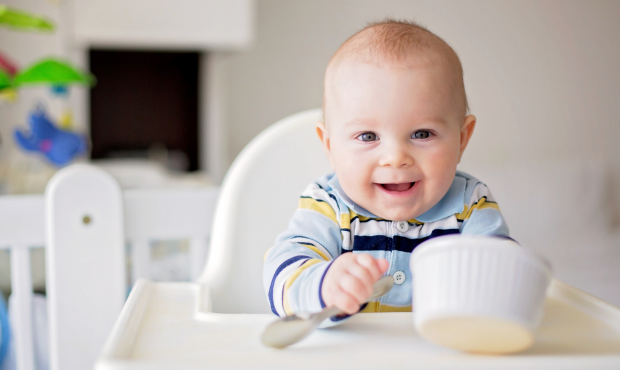Raspored hranjenja bebe: Vodič za prvu godinu